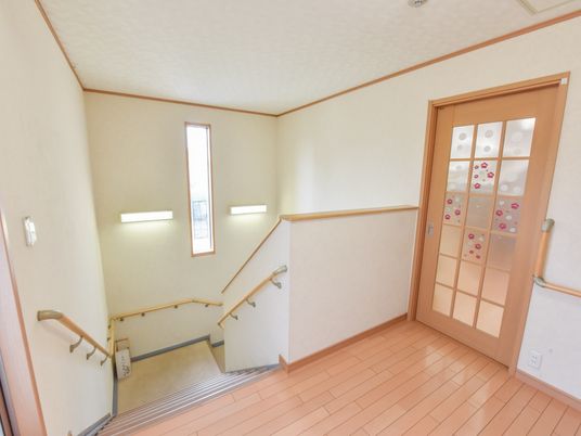 手すり付きの明るい廊下