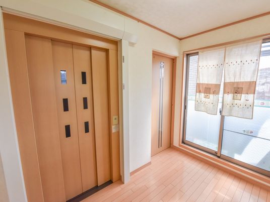 エレベーターと窓のある廊下