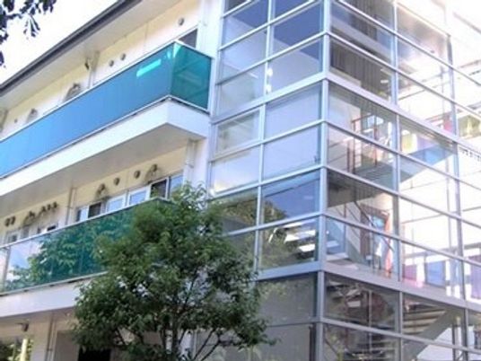 モダンな建物の外観