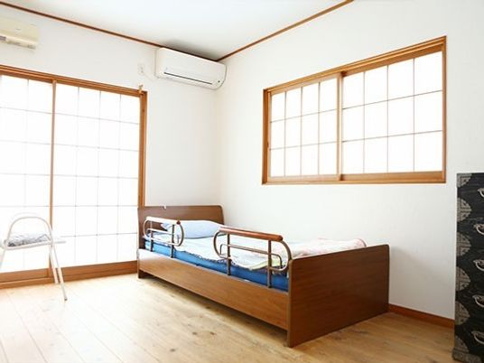 居室の明るい一室