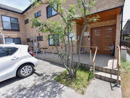 木々に囲まれた建物入口