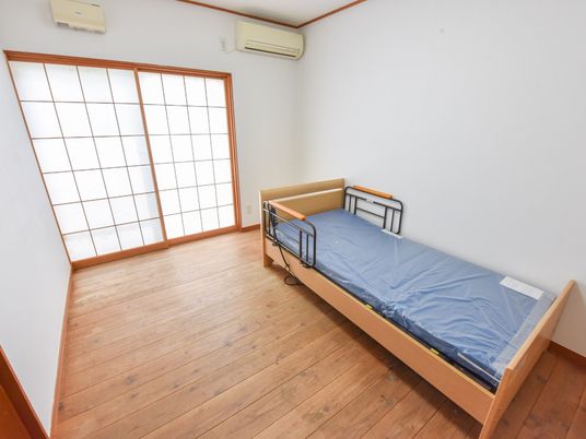 木目調の広々とした居室