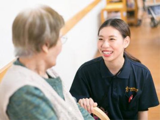 笑顔で会話するスタッフと利用者