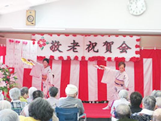 和装での舞台披露