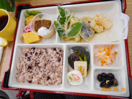 彩り豊かな食事風景