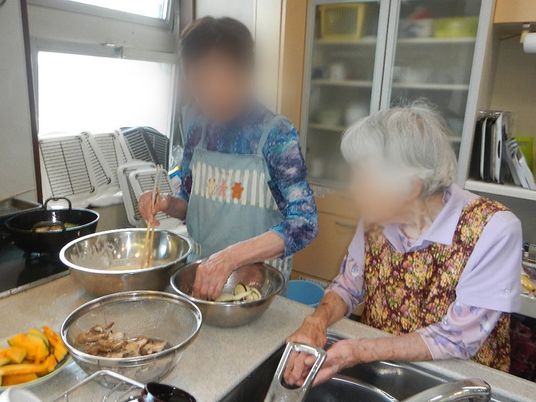 調理を楽しむ住人たちキッチン