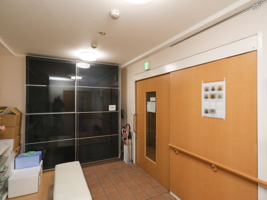 廊下の入口と掲示物