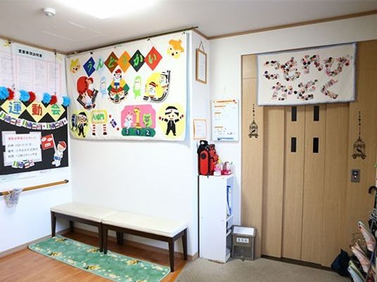 明るく装飾された掲示板
