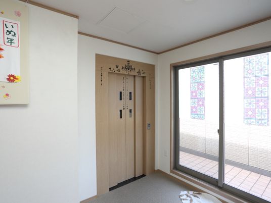和室と掲示物のある空間