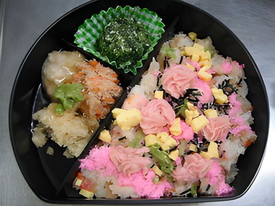 華やかな食事の盛り付け