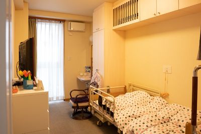 明るい個室の居室