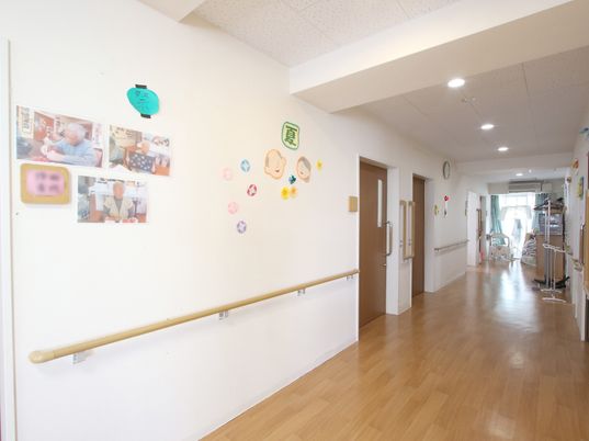明るい廊下と掲示物