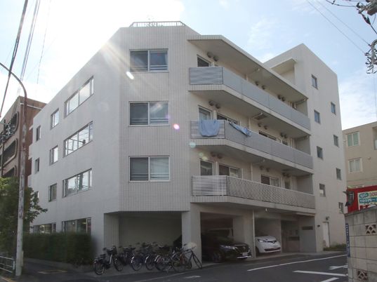 多階層の建物外観