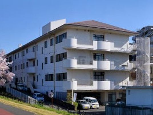 落ち着いた外観の建物