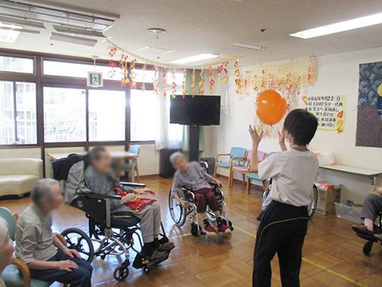 賑やかで和やかなラウンジ