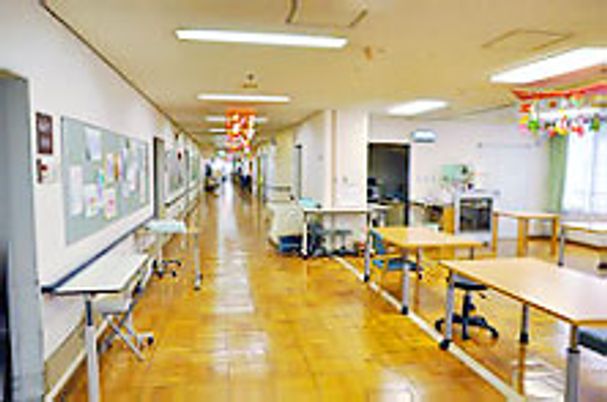 明るい廊下と机