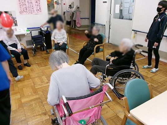 活動中の和やかな空間