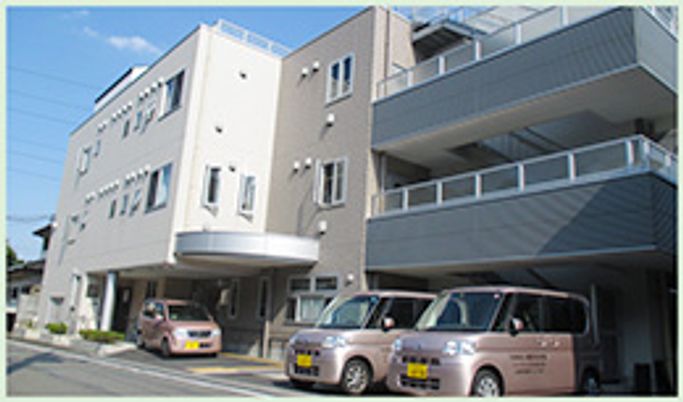 青空のある建物外観
