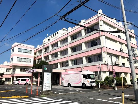 ピンクの建物外観