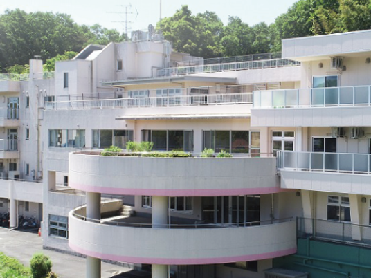緑に囲まれた建物