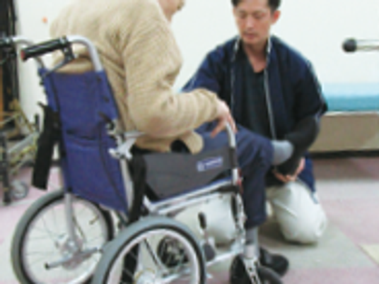 車椅子の人とスタッフの会話