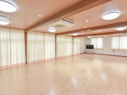 広々とした明るい多目的室