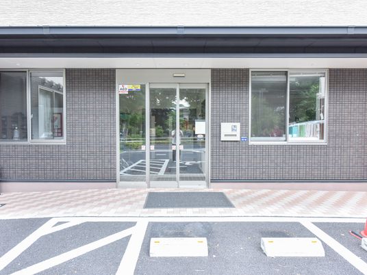 広々した建物のエントランス