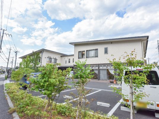 明るい日ざしの建物外観