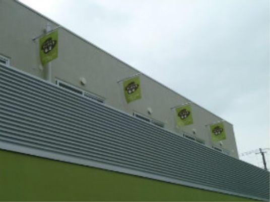 施設のシンボルが並ぶ外観