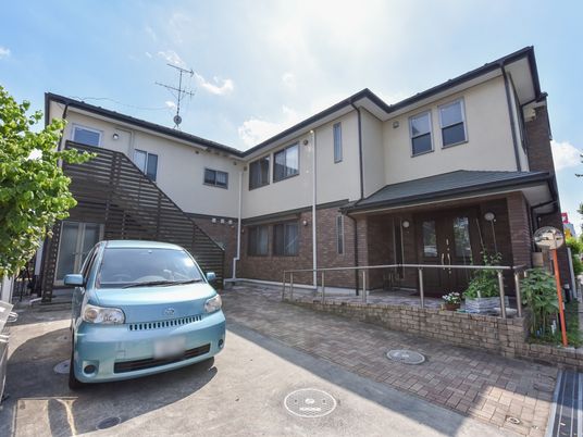 茶色の建物外観