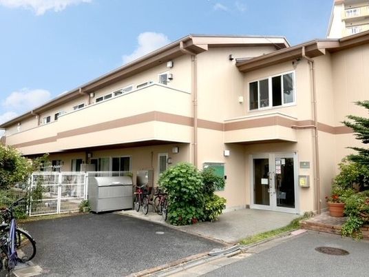 明るいエントランスの外観