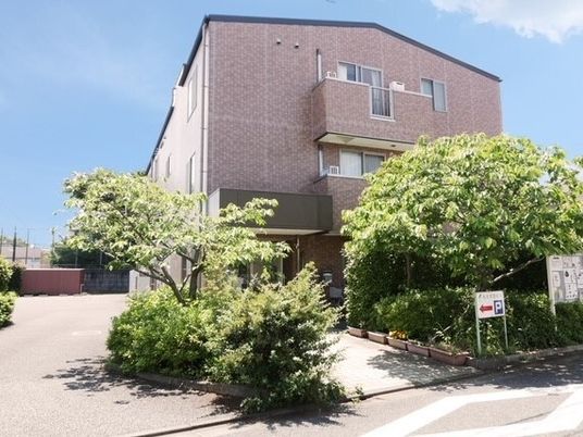 緑あふれる建物の外観