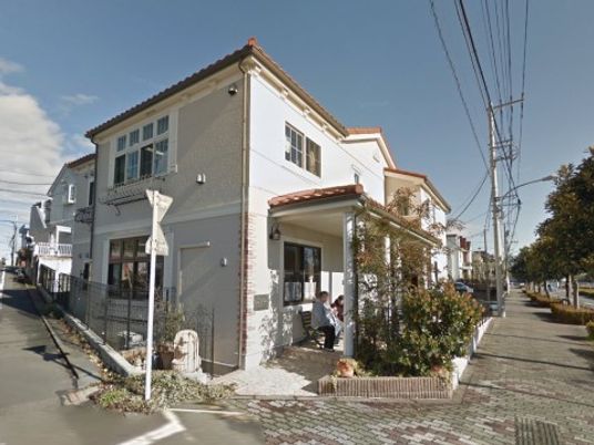 明るい外観の建物正面