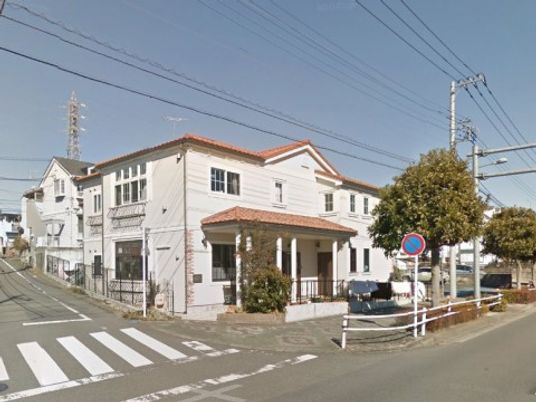 白い建物の外観