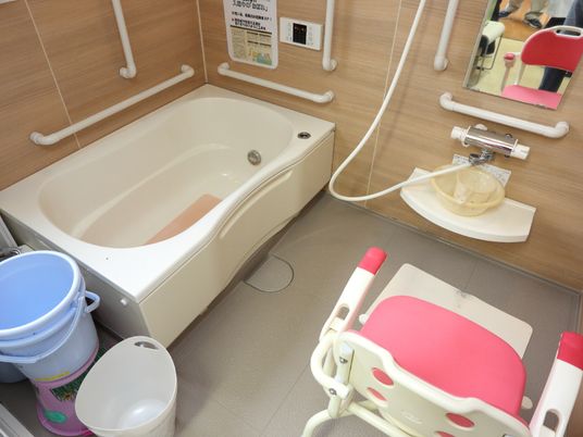 手すり付きの清潔な浴室
