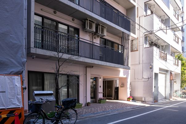 清潔感のある建物のエントランス