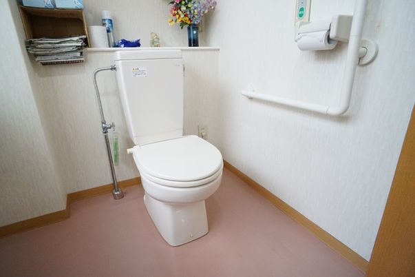 トイレと手すり付き