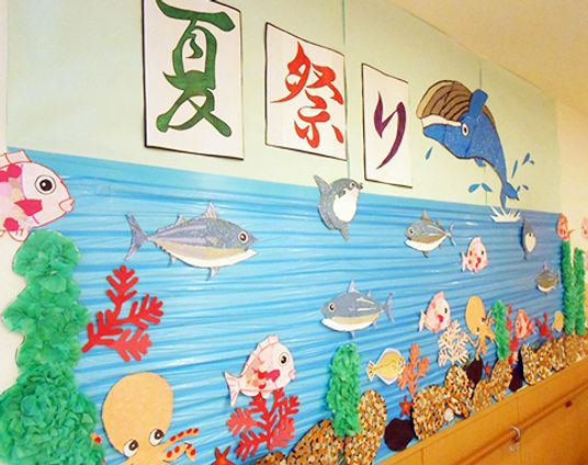 手描きの壁画がある廊下