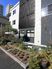 モダンな建物と花壇外観