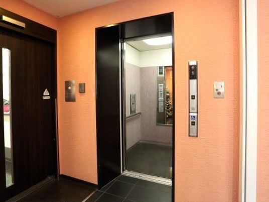 オレンジの壁のエレベーター