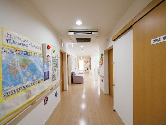 廊下に掲示物と装飾