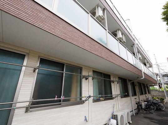 建物の外観と自転車
