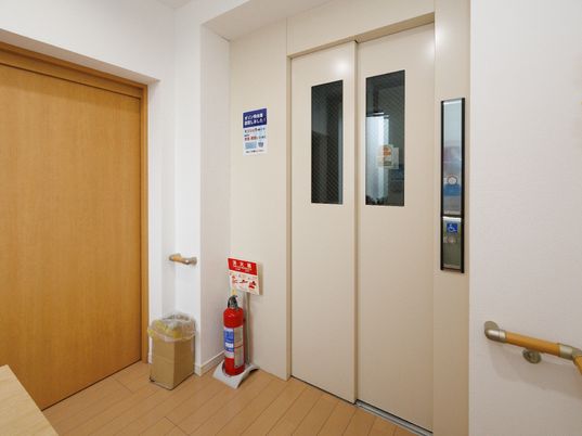 エレベーター前の廊下