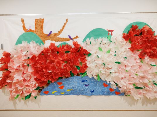 手作りの花で飾られた壁装飾