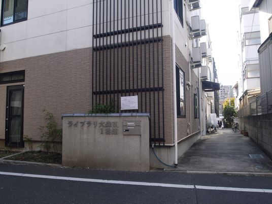 落ち着いた通りの建物