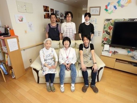 和やかな職員と入居者の居室