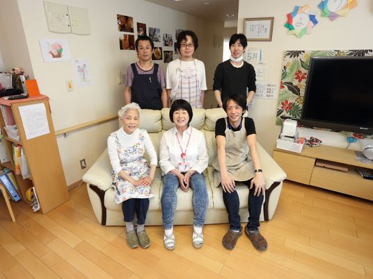 人々が楽しそうに集う空間