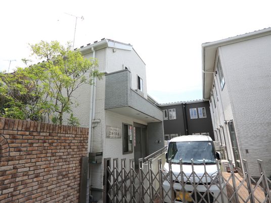 白壁の建物と駐車スペース