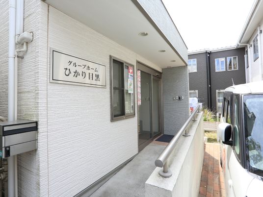 清潔な施設のエントランス