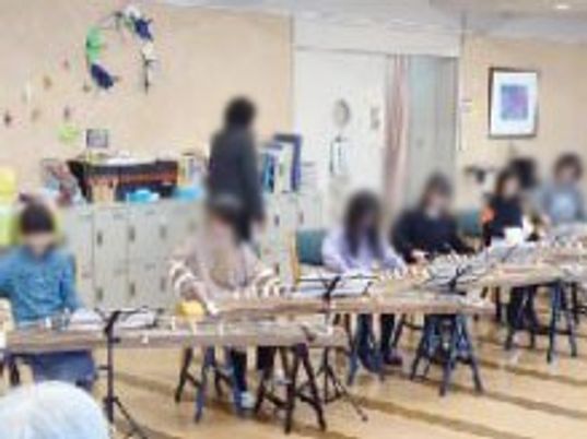 楽器を演奏する人々の多目的室